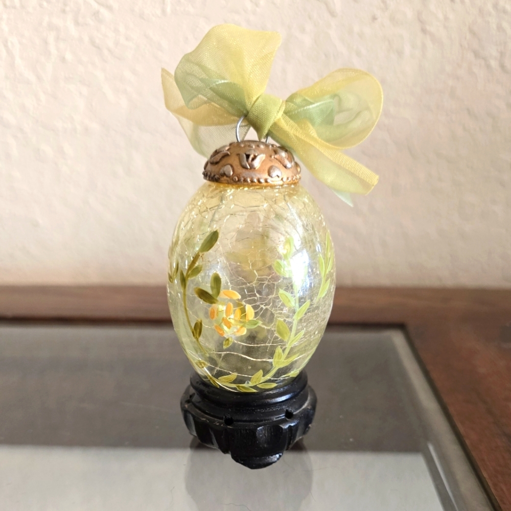 Vintage Russ Barrie hand blown egg.